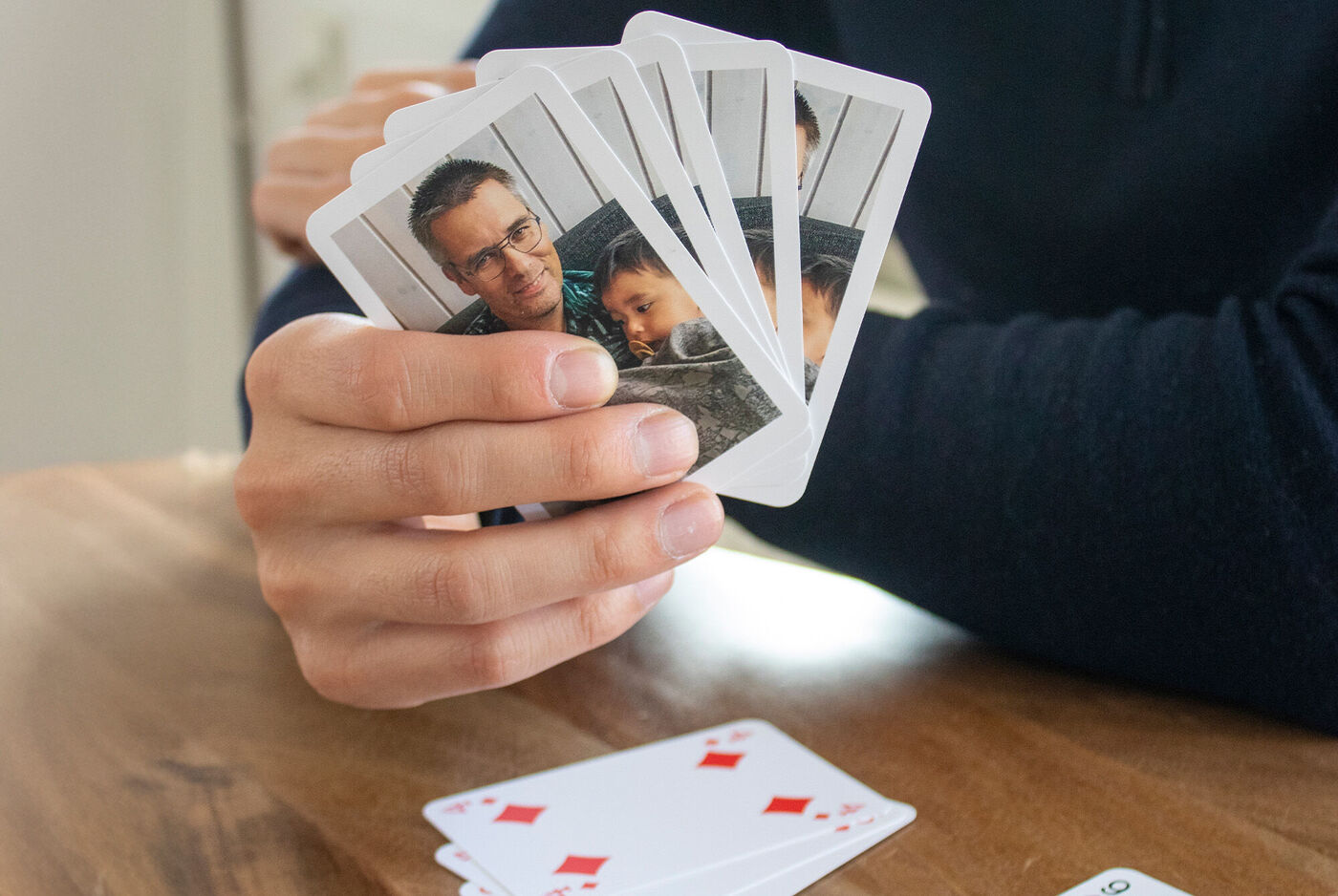 Eine Hand hält Karten mit schönen Erinnerungen.