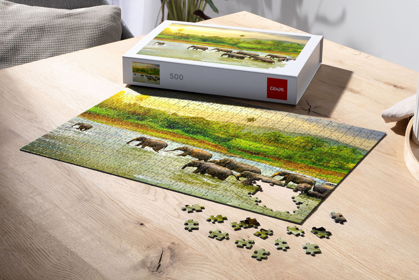 Buntes Puzzle mit Elefanten auf dem Tisch
