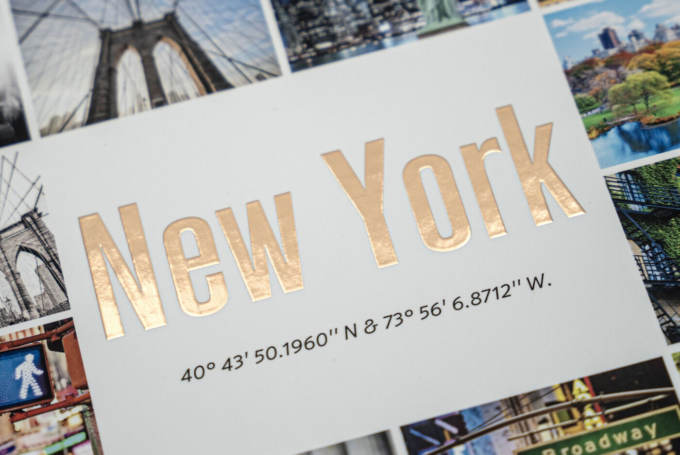 Collage von New York Bildern mit goldener Schrift.