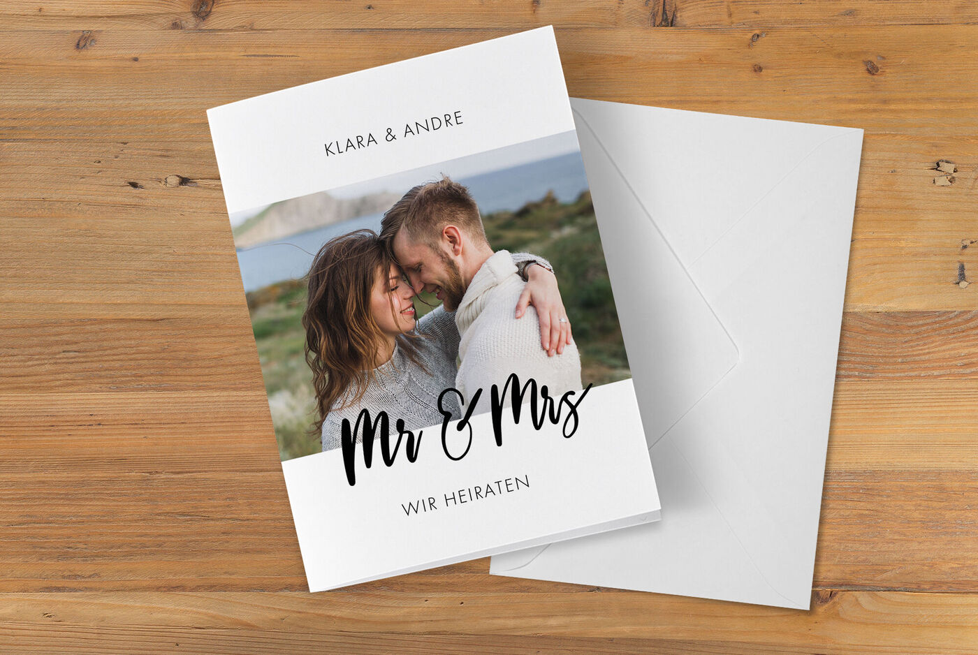 Hochzeitskarte von Klara & Andre mit dem Schriftzug "Mr & Mrs" und einem romantischen Hintergrund