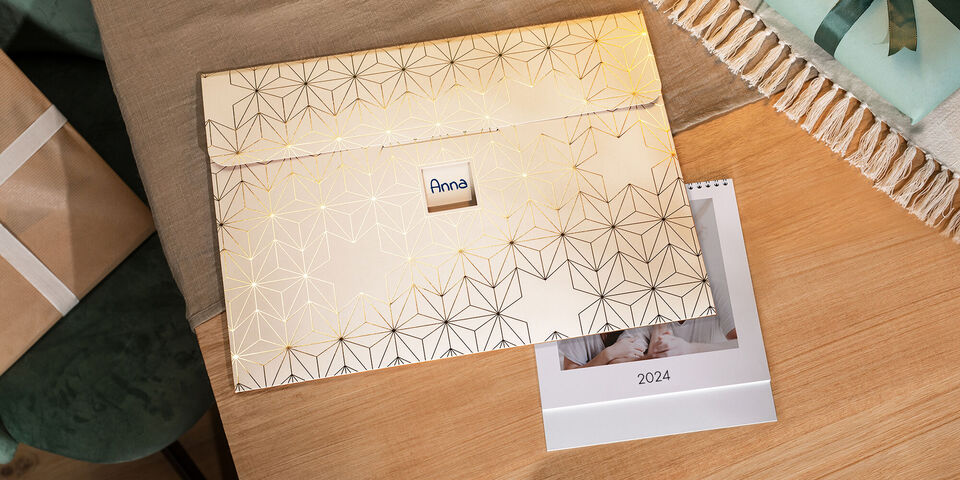 Elegante CEWE Grußkarten mit schönem Design und einem Kalender daneben.