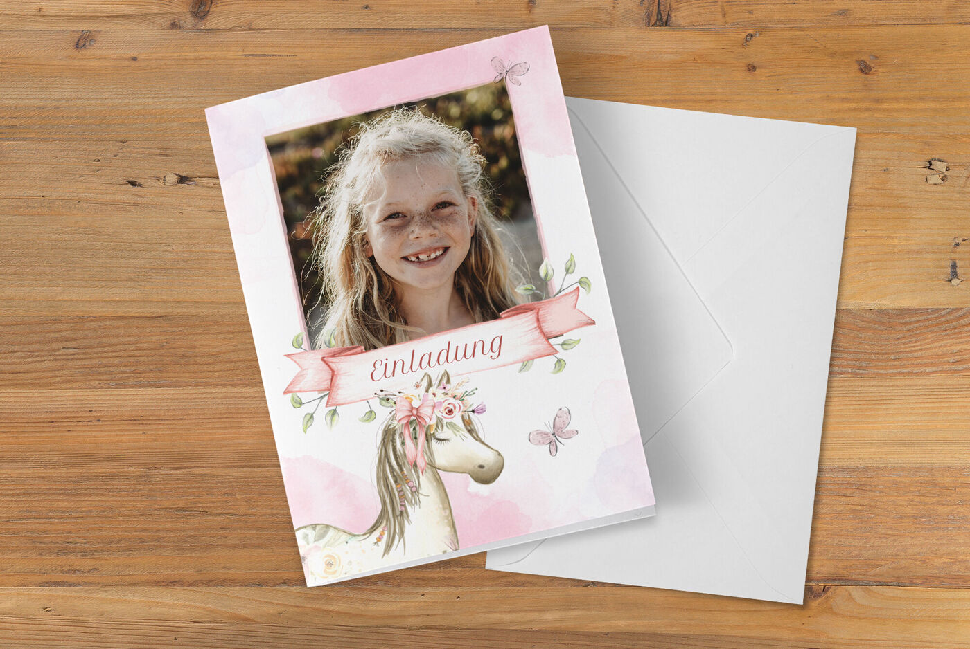Einladungsdesign mit einem Pferd und Blumen.
