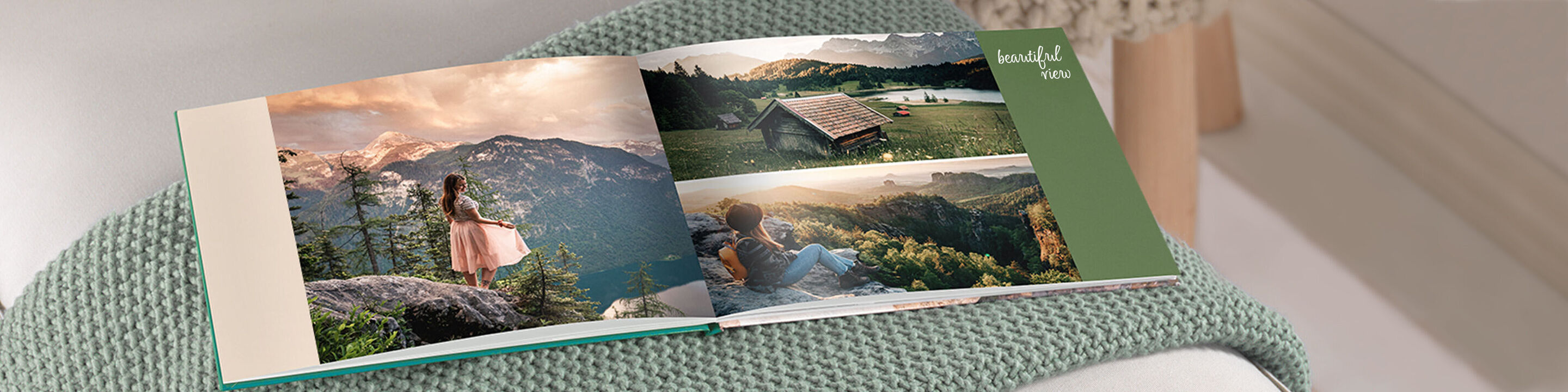 Ein offenes Fotobuch auf einer gemütlichen Decke. Es zeigt wunderschöne Landschaftsbilder und eine Mädchenfigur, die den Ausblick genießt.