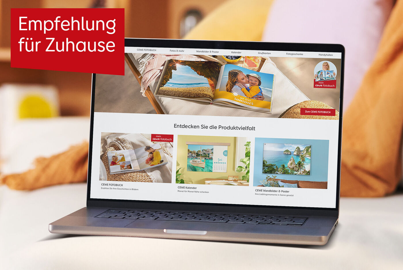 Laptop zeigt CEWE Produkte in einer wohnlichen Umgebung