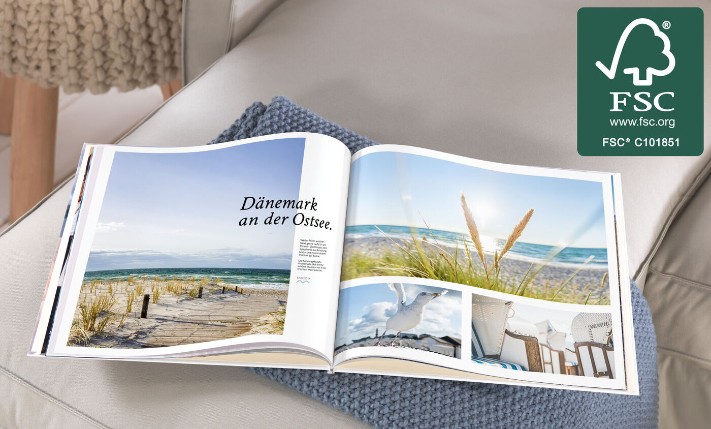 Offenes Fotobuch zeigt schöne Urlaubsbilder aus Dänemark mit Strand und Meer.