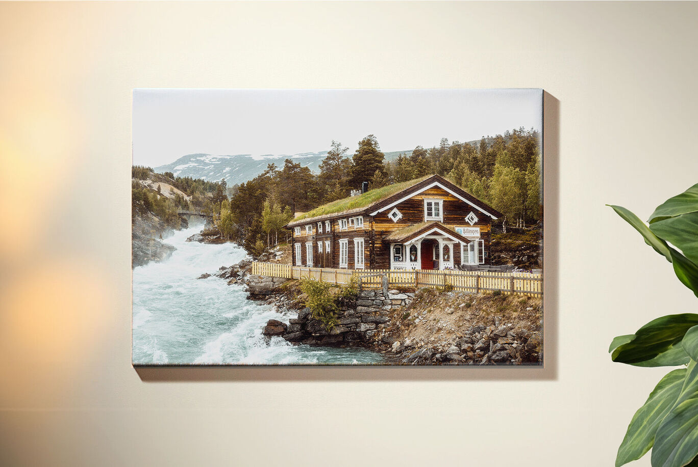 Eine charmante Holzhütte am Flussufer, umgeben von grünen Bäumen und Bergen.