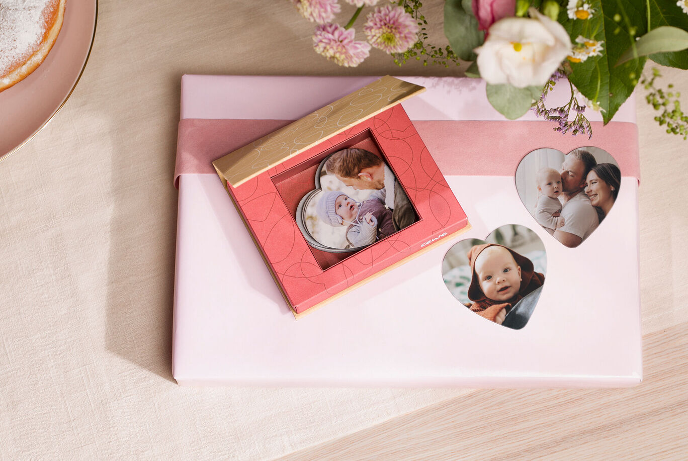 Geschenk verpackt mit Fotokarten in Herzform und einer Box mit Fotos