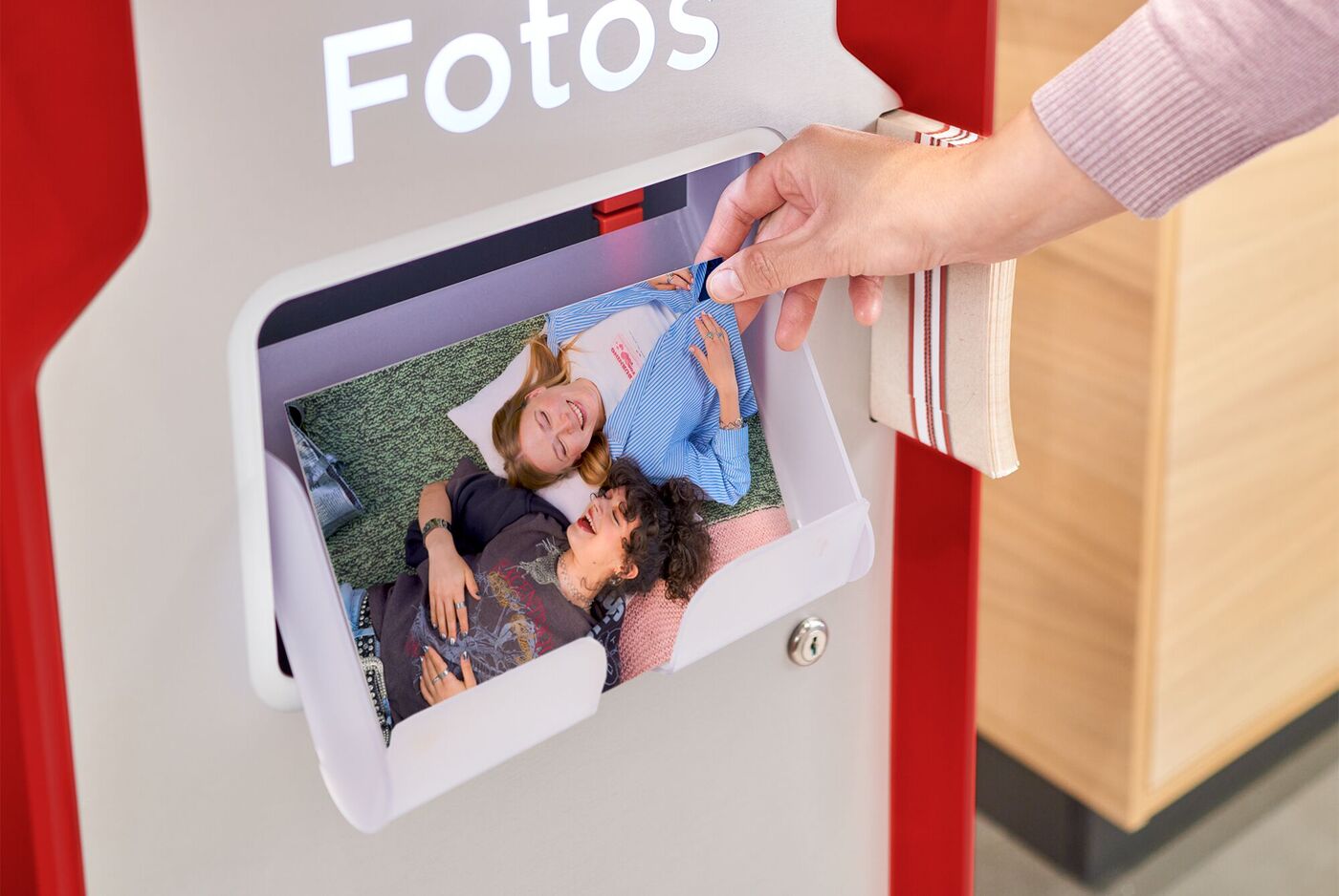 Das Bild zeigt zwei lächelnde Personen und wird aus der Station entnommen