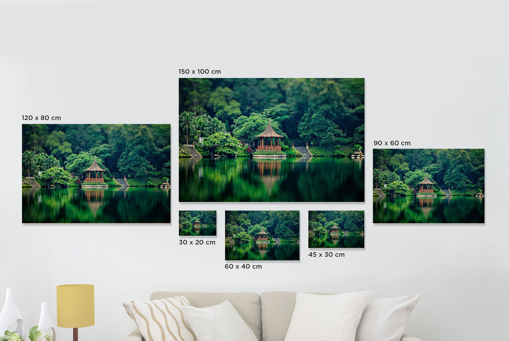 Vielfältige Wandbilder im harmonischen Design: Grünflächen und Wasser reflektieren