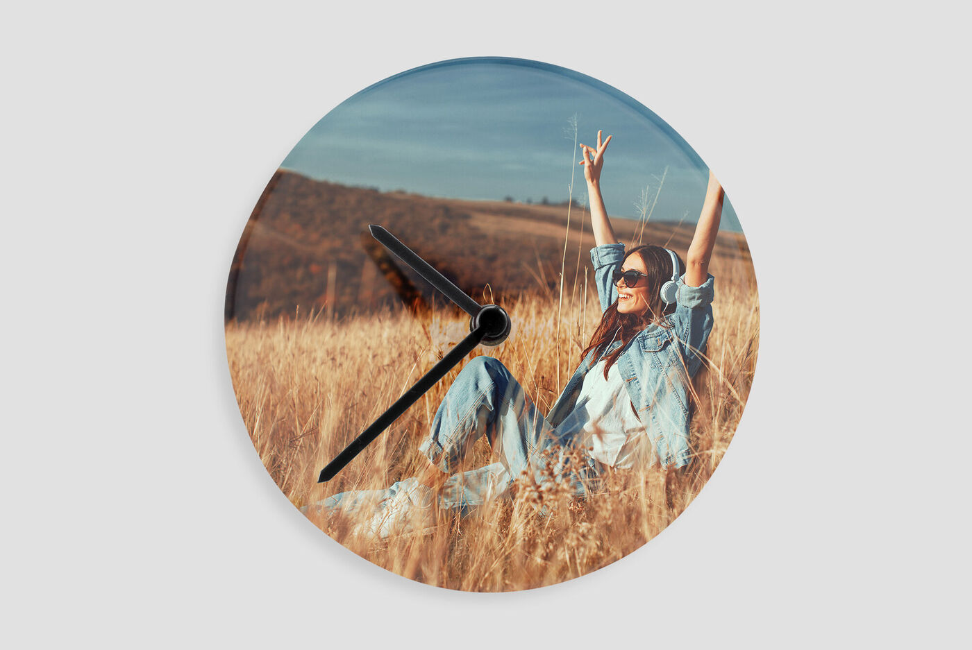 Eine kreative Wanduhr mit einem fröhlichen Motiv in einer goldenen Wiese.