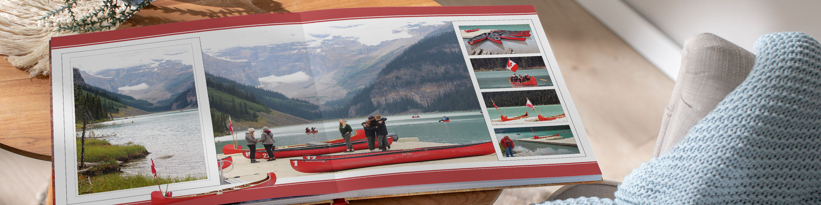 Ein geöffnetes CEWE FOTOBUCH zeigt Erinnerungen an einen Sommerurlaub am See mit Kanufahren und glücklichen Menschen.