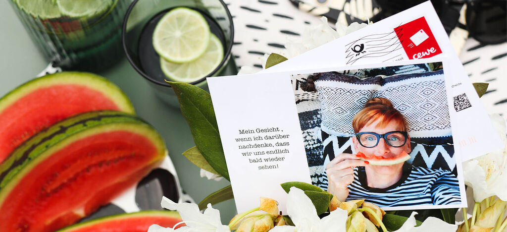 Ein fröhliches Foto von einer Person, die in einem gemütlichen Setup mit Melonen und Getränken entspannt.
