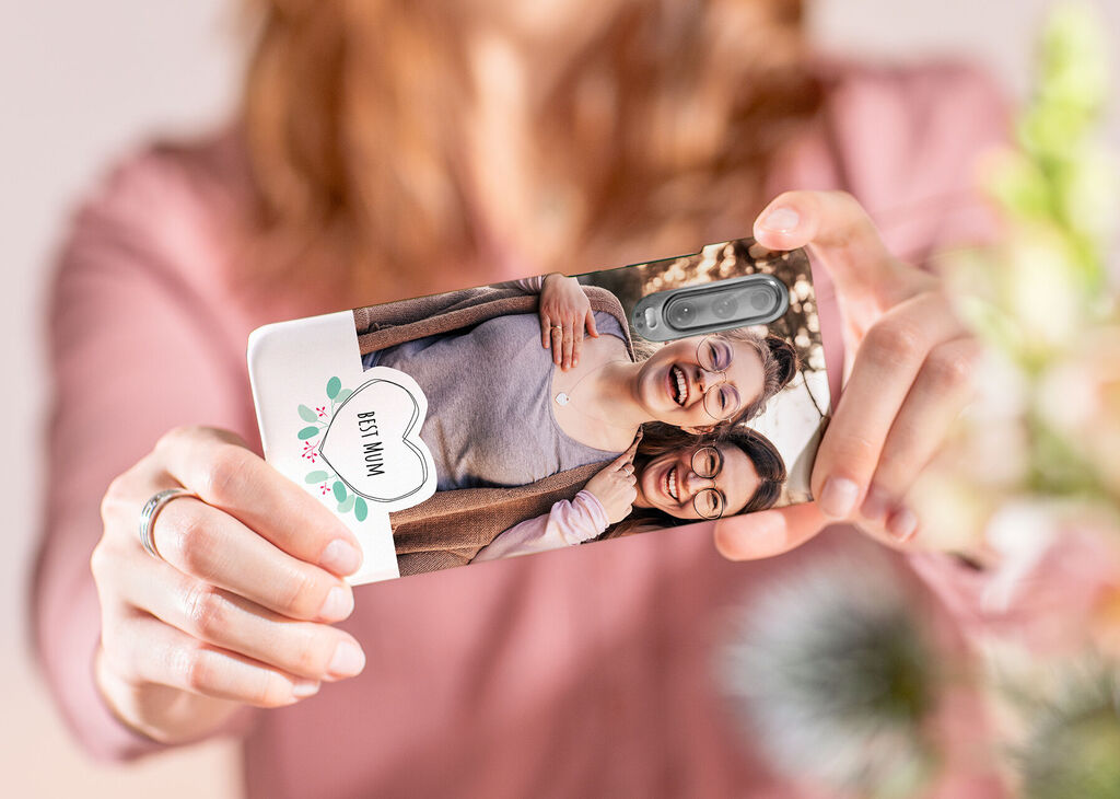 Zwei Frauen freuen sich beim Fotografieren eines Selfies mit einem personalisierten Handyhülle mit Foto.