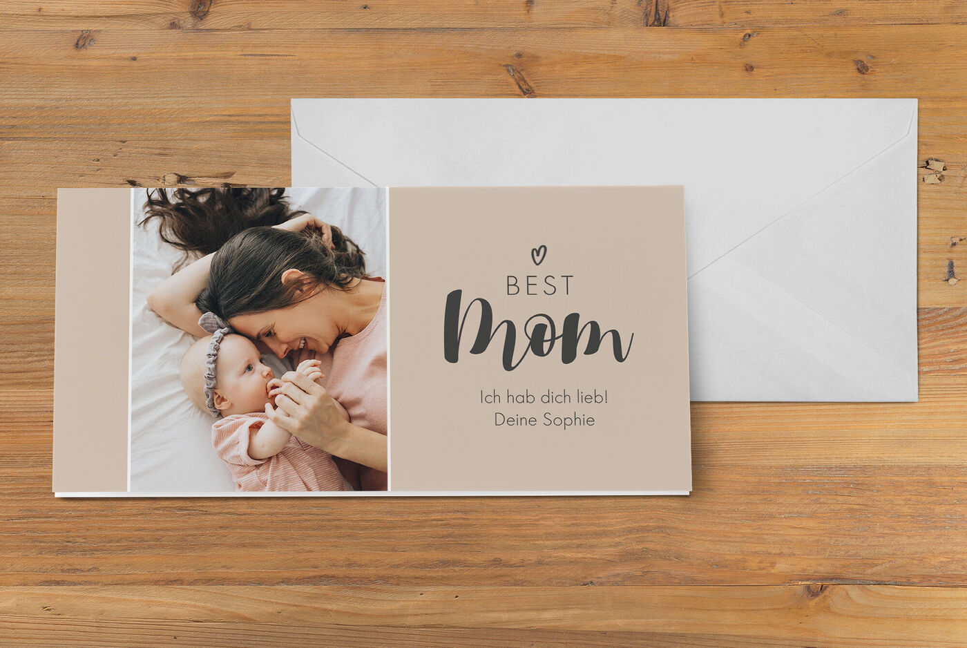 Ein liebevolles Fotobuch mit dem Titel 'BEST MOM'. Es zeigt eine Mutter mit ihrem Kind und ist in sanften Farben gestaltet. Perfekt zum Verschenken.