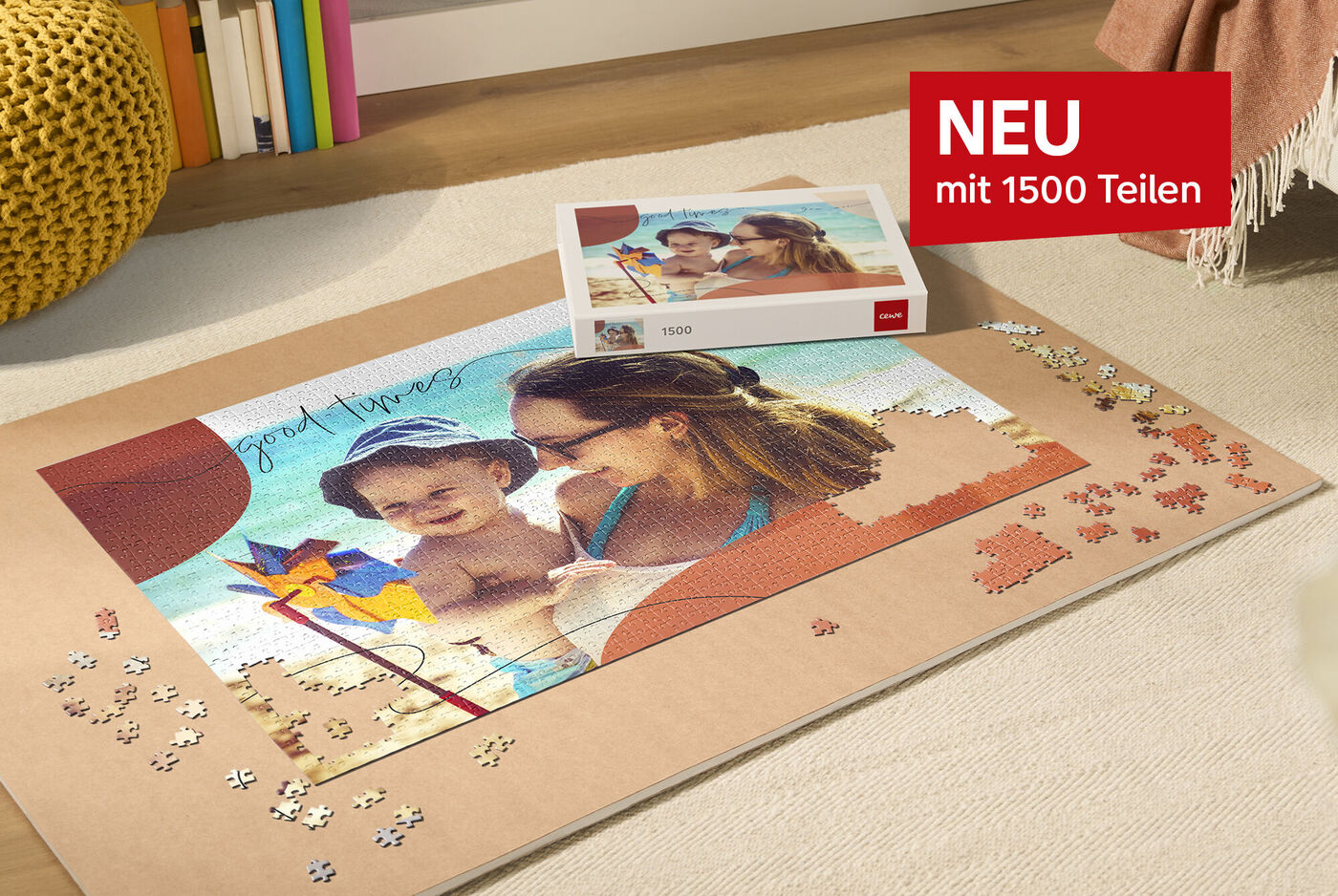 Eine Frau und ein Kind spielen mit einem Puzzle auf einem Teppich. Neben ihnen liegt eine Puzzlebox mit 1500 Teilen und bunte Puzzlestücke.