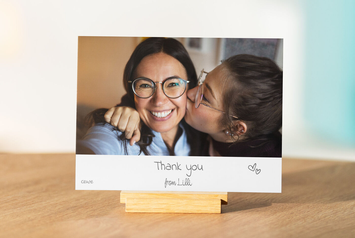 Ein liebevolles Foto von zwei Personen, die sich umarmen. Darunter steht "Thank you from Lilli". Perfekt für schöne Erinnerungen.