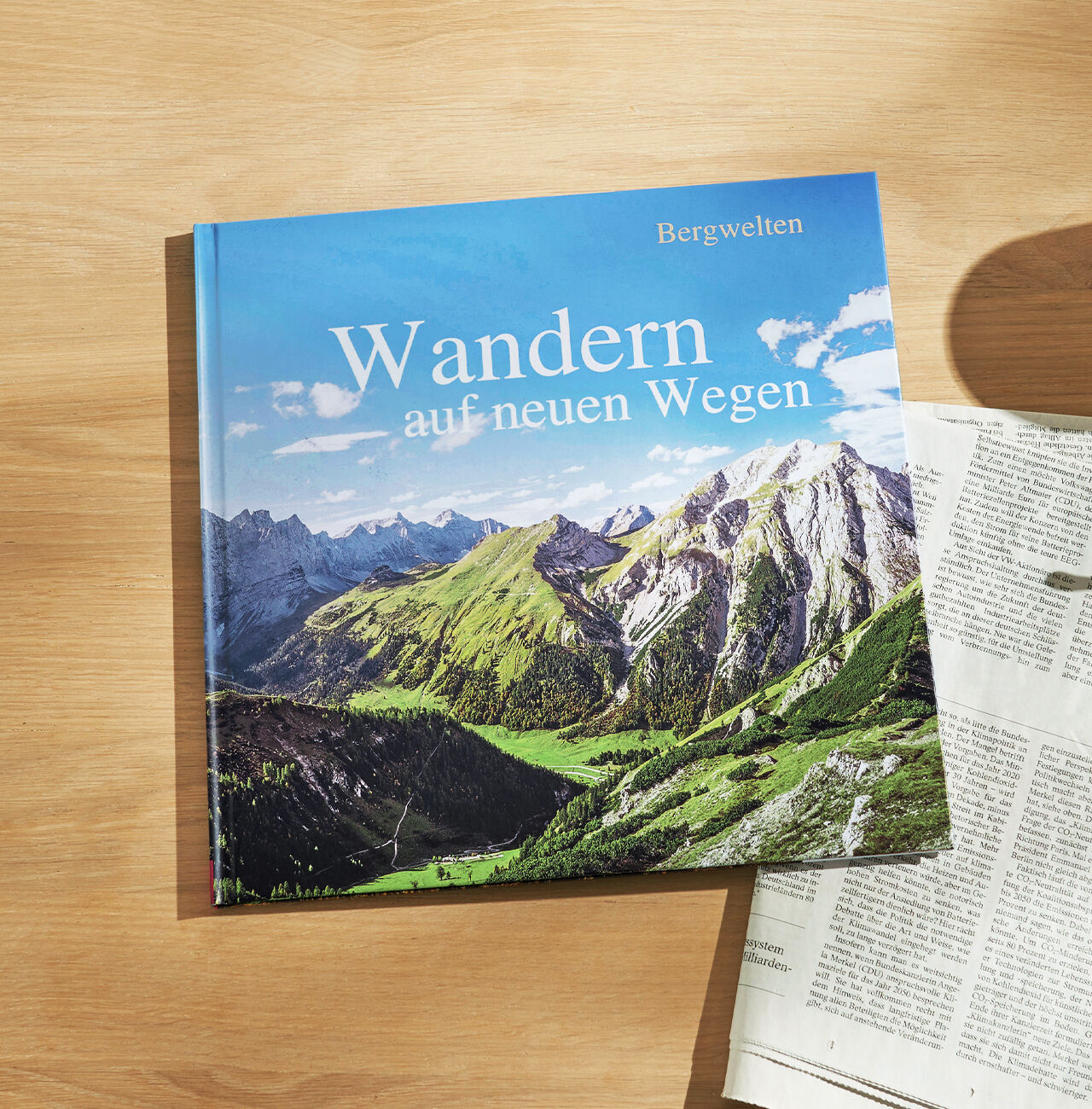 Ein wunderschön gestaltetes Fotobuch über Wanderungen in den Bergen mit einem atemberaubenden Landschaftsbild auf dem Cover