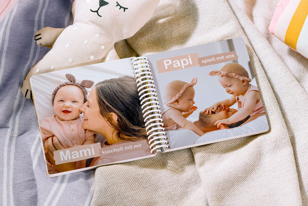 Ein liebevolles Fotobuch zeigt Kinder, die mit ihren Eltern spielen und kuscheln. Glückliche Momente werden festgehalten.