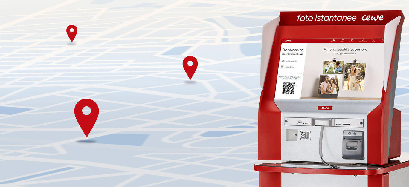 Ein CEWE Fotokiosk in roter Farbe, zeigt willkommene Nachricht und bietet Fotooptionen.