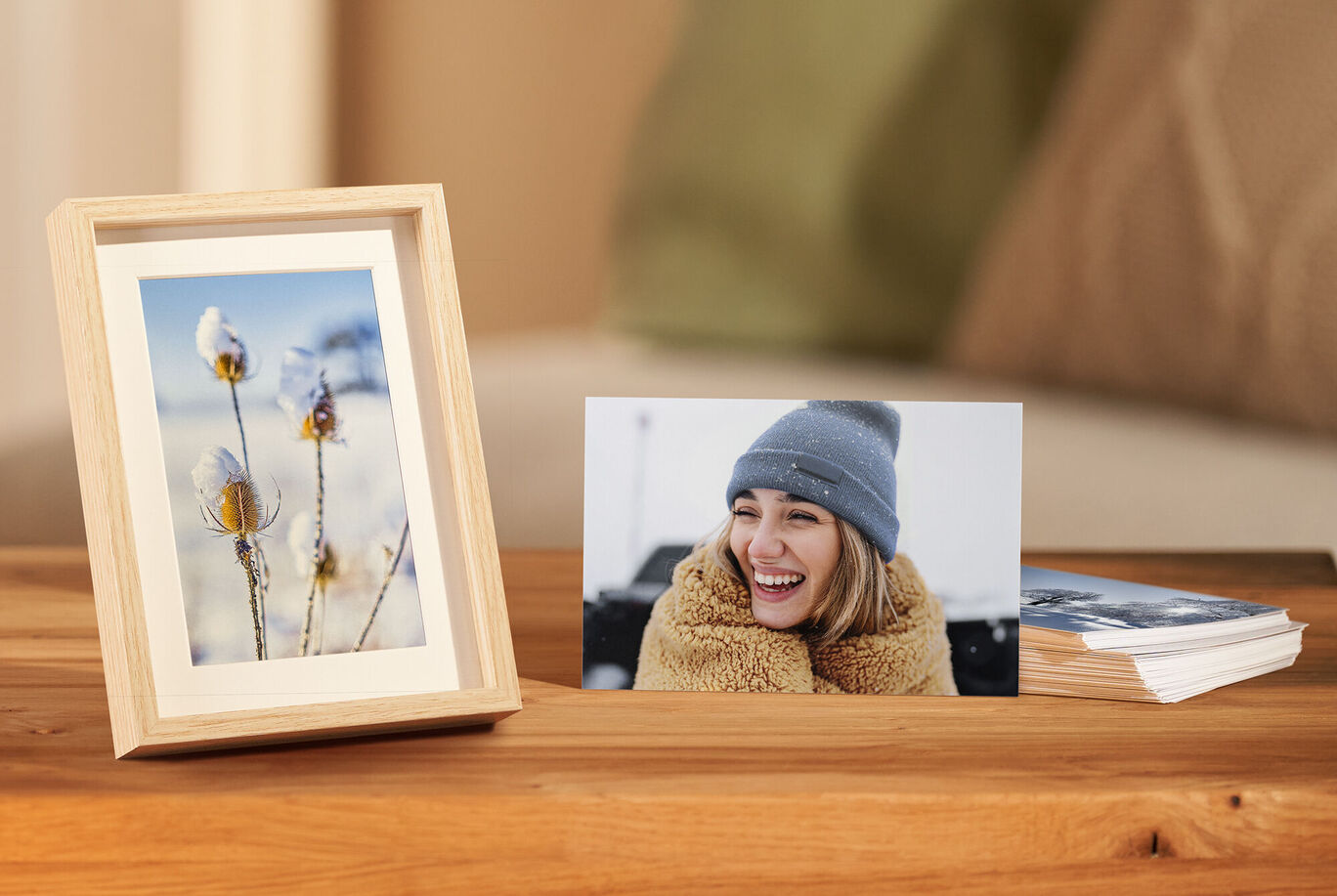 Ein schönes Bild mit einem gerahmten Foto von Natur und einer persönlichen Fotografie auf einem Holztisch