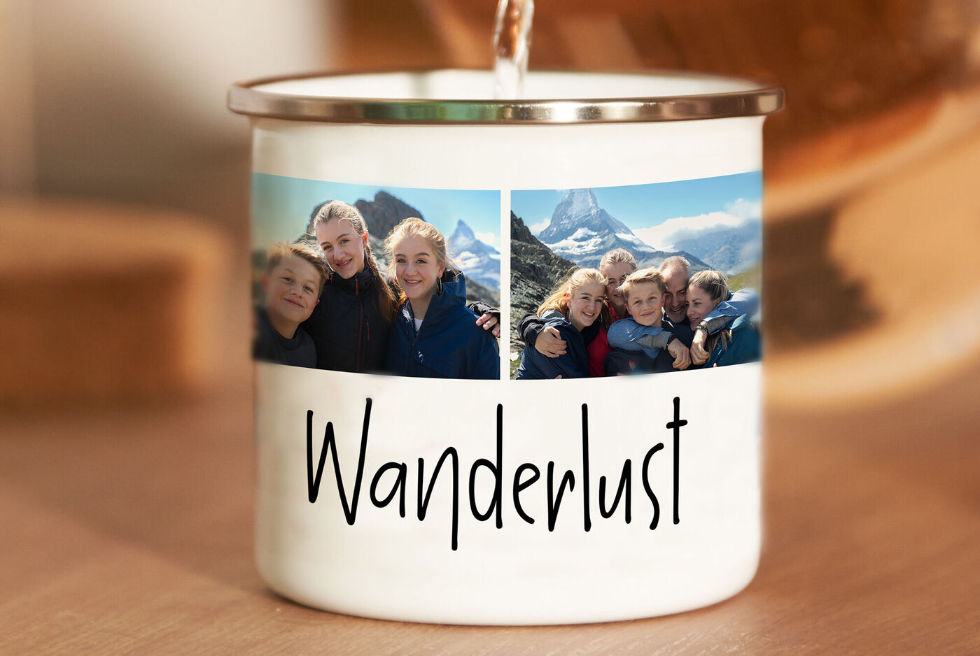 Tasse mit Wanderlust-Motiv und Berglandschaft im Hintergrund