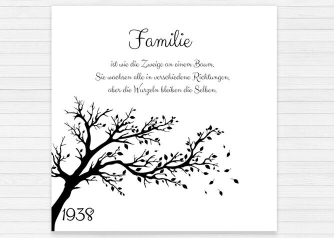 Schwarz-weißes Wandbild mit stilisiertem Baum und dem Text 'Familie ist wie die Zweige an einem Baum'
