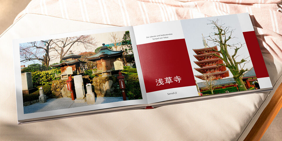 Ein geöffnetes Fotobuch zeigt die Sehenswürdigkeiten des Senso-ji-Tempels in Japan. Eine geschützte Baumlandschaft umrahmt die bunten Gebäude.