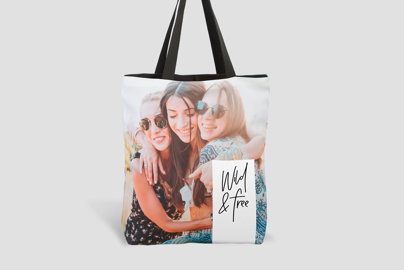 Beuteltasche mit einem fröhlichen Foto von Freunden, die in einer liebevollen Umarmung lachen. Das Design strahlt Lebensfreude aus.