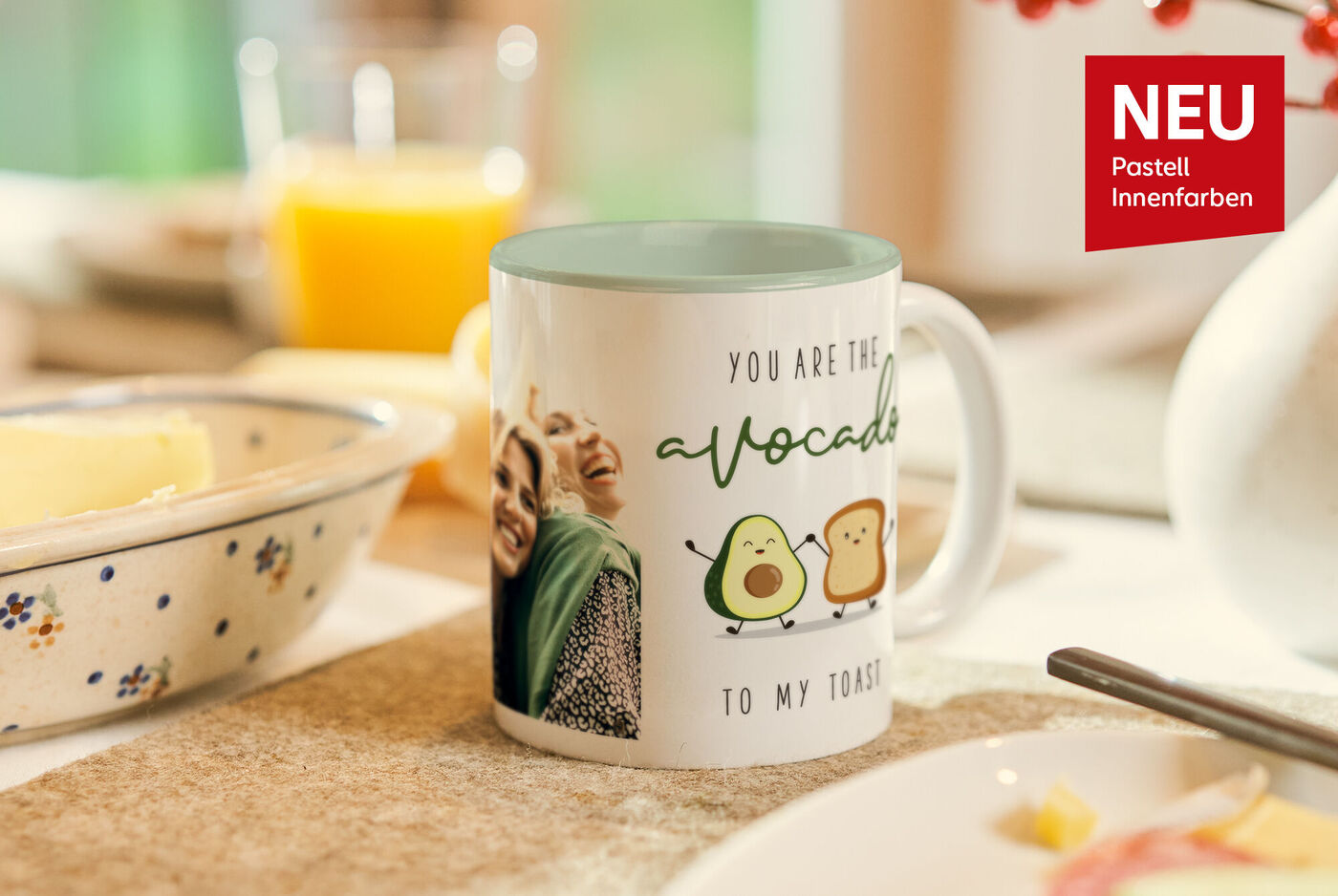 Personalisierte Fototasse mit Avocado-Design steht auf einem gedeckten Frühstückstisch