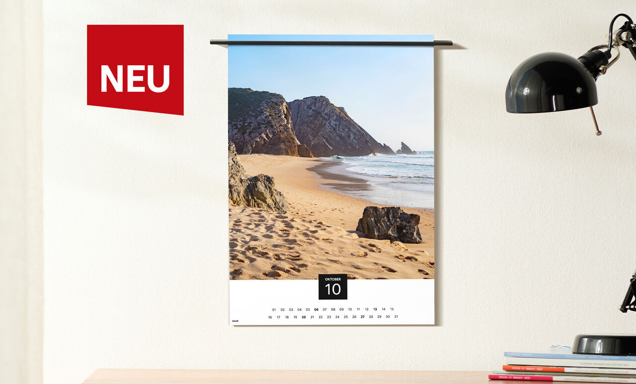 Wunderschöner Fotokalender mit Strandmotiv und Wasser, der an einer Wand hängt, gut beleuchtet