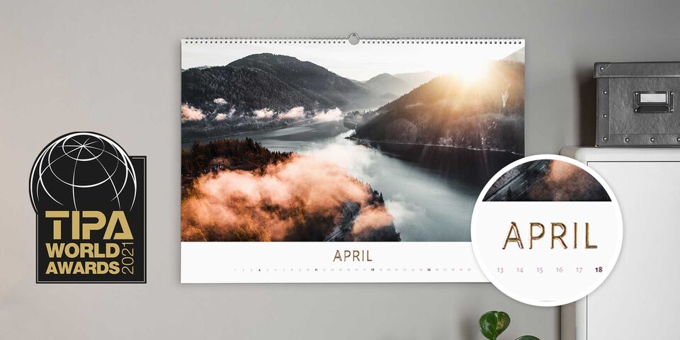 Monatsblatt April eines CEWE Fotokalenders mit einem herrlichen Bergpanorama und einem ruhigen See