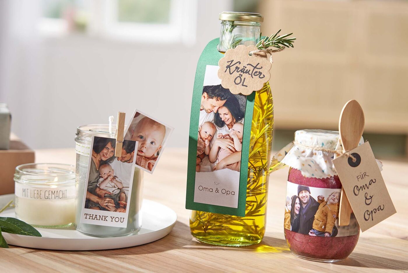 Zwei personalisierte Geschenkideen: Ein Glas mit Kräuteröl und eine dekorierte Kerze, die mit liebevollen Fotos und Texten für Oma und Opa gestaltet sind.