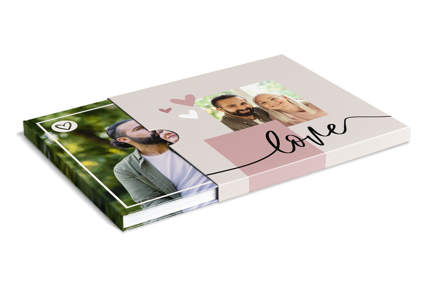 Ein liebevoll gestaltetes CEWE FOTOBUCH liegt auf einem Tisch. Es hat einen dafür typischen Einband mit Herzen und einem persönlichen Foto der Liebenden.